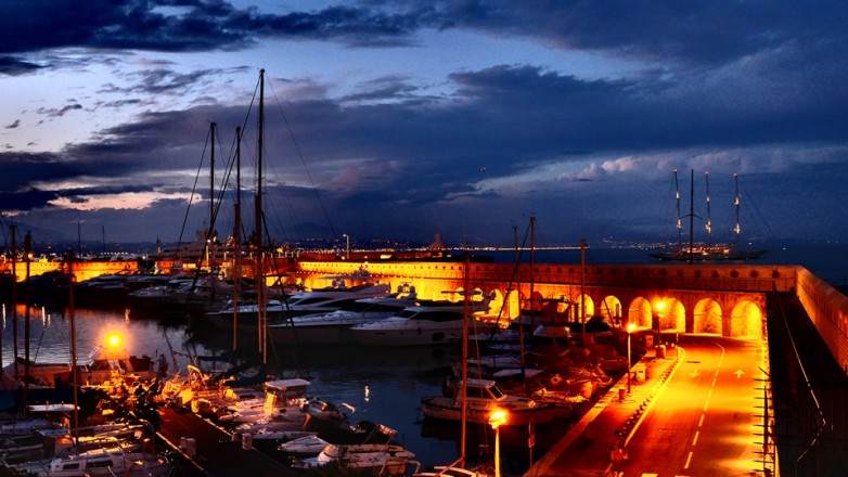 Yachthafen in Kroatien zur blauen Stunde