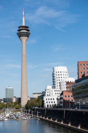 Foto Wolff-Foto des Monats März 2019: Medienhafen mit Rheinturm, Düsseldorf, von Günter Hinz