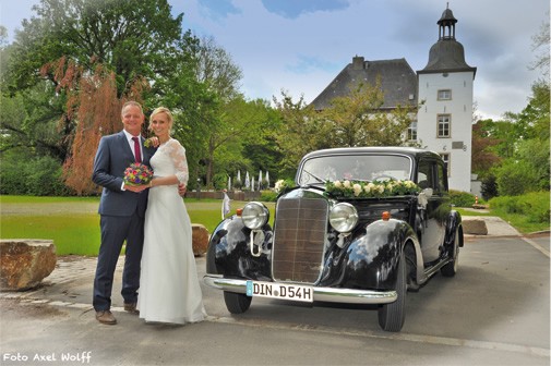 Hochzeitsfotograf Foto Wolff: Brautpaar posiert vor unserem Oldtimer Mercedes 170 DS