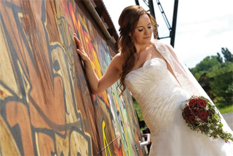 Hochzeitsfotograf Foto Wolff: Braut an Wand mit Graffiti