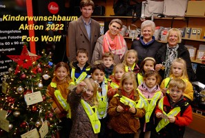 Kinder besuchten Foto Wolff an einem der Weihhnachts-Wunschbäume 2022