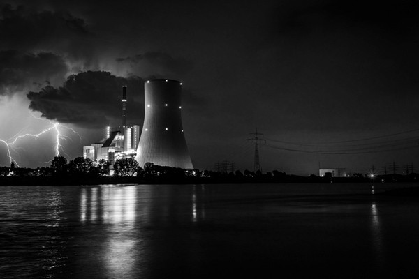 Foto Wolff-Foto des Monats Oktober 2019: Blitz am Nachthimmel beim STEAG Heizkraftwerk Walsum, von Martin Strohscheidt