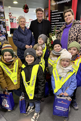 Kinder besuchten Foto Wolff an einem der Weihhnachts-Wunschbäume 2023