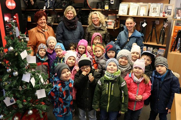 Kinder und Kindergärtnerinnen am Weihnachtswunschbaum 2016 bei Foto Wolff