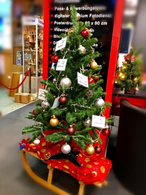 Weihnachtswunschbaum 2020 bei Foto Wolff